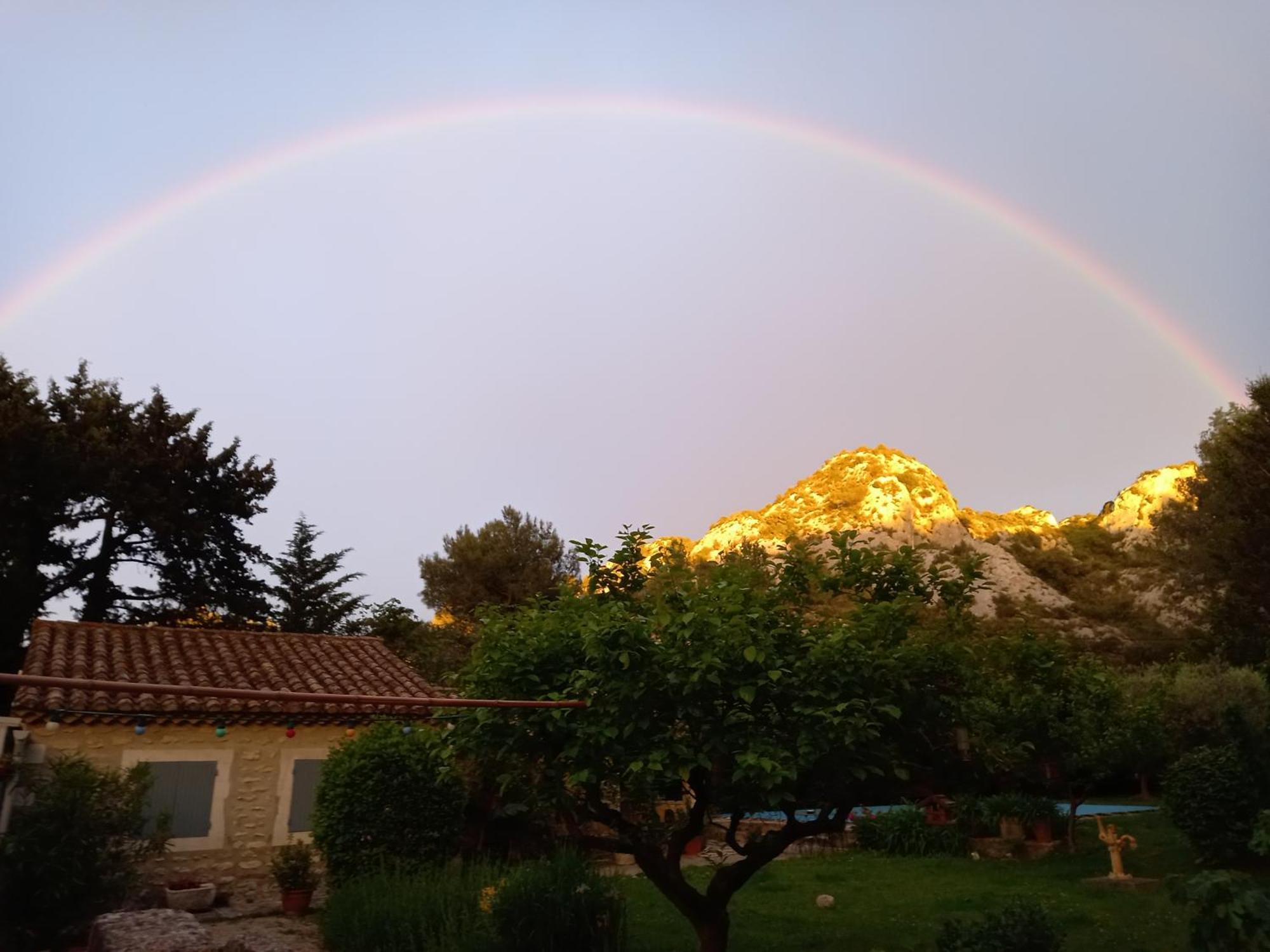 La Roulotte Du Petit Paradis Saint-Rémy-de-Provence Exterior foto